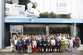 XIX Premio Ateneo Jovellanos. La directiva de SabadellHererro, el Ateneo Jovellanos y Zitrón, con autoridades de la Cámara de Comercio, el Ayuntamiento y la Asociación Española Contra el Cáncer.