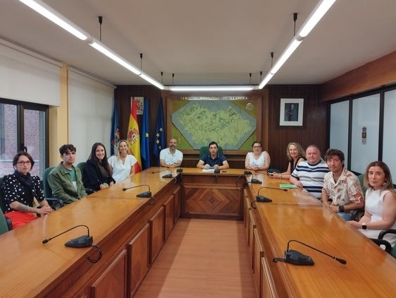 El alcalde, Gerardo Sanz, en el centro, con los nuevos funcionarios.