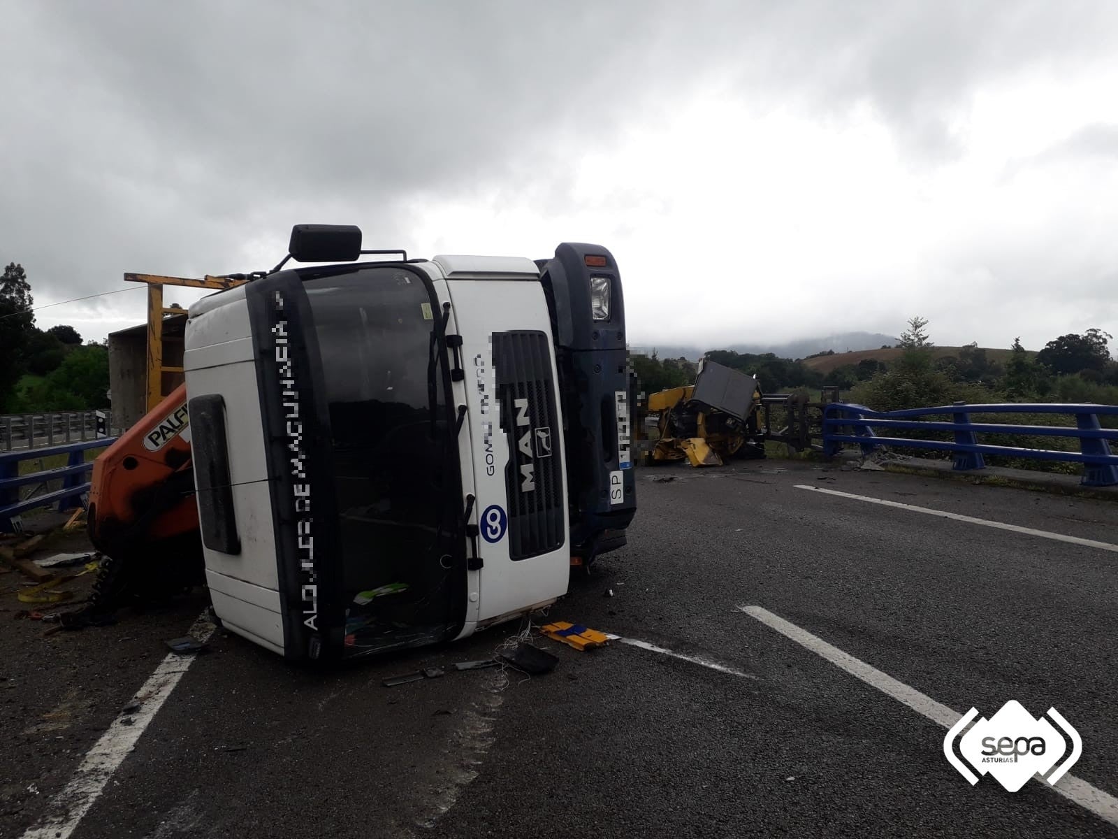 El vuelco de un camión genera importantes retenciones en la A-8