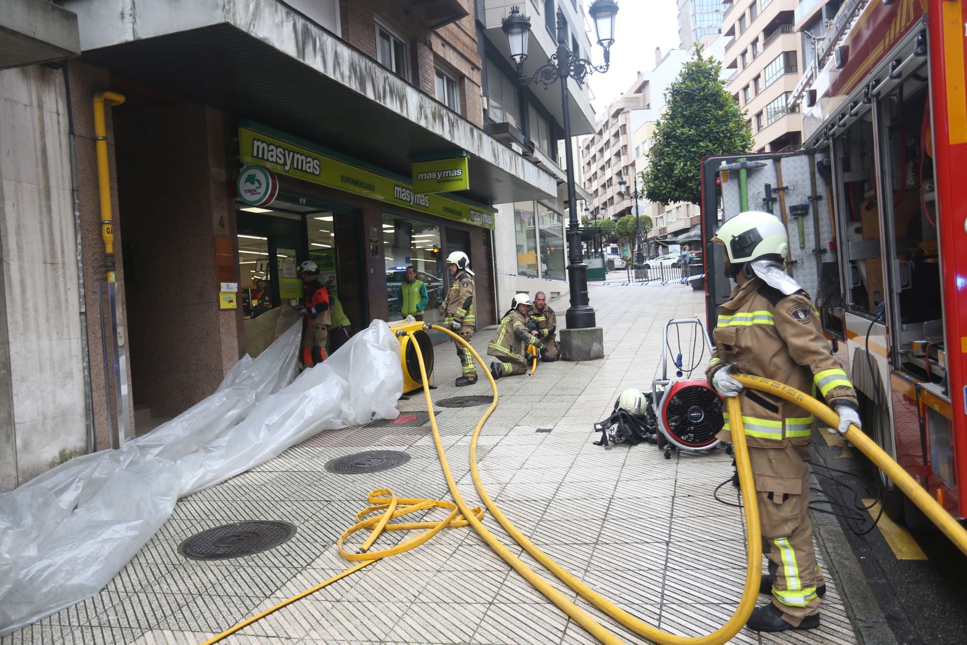 Desalojan un supermercado del centro de Oviedo por un incendio