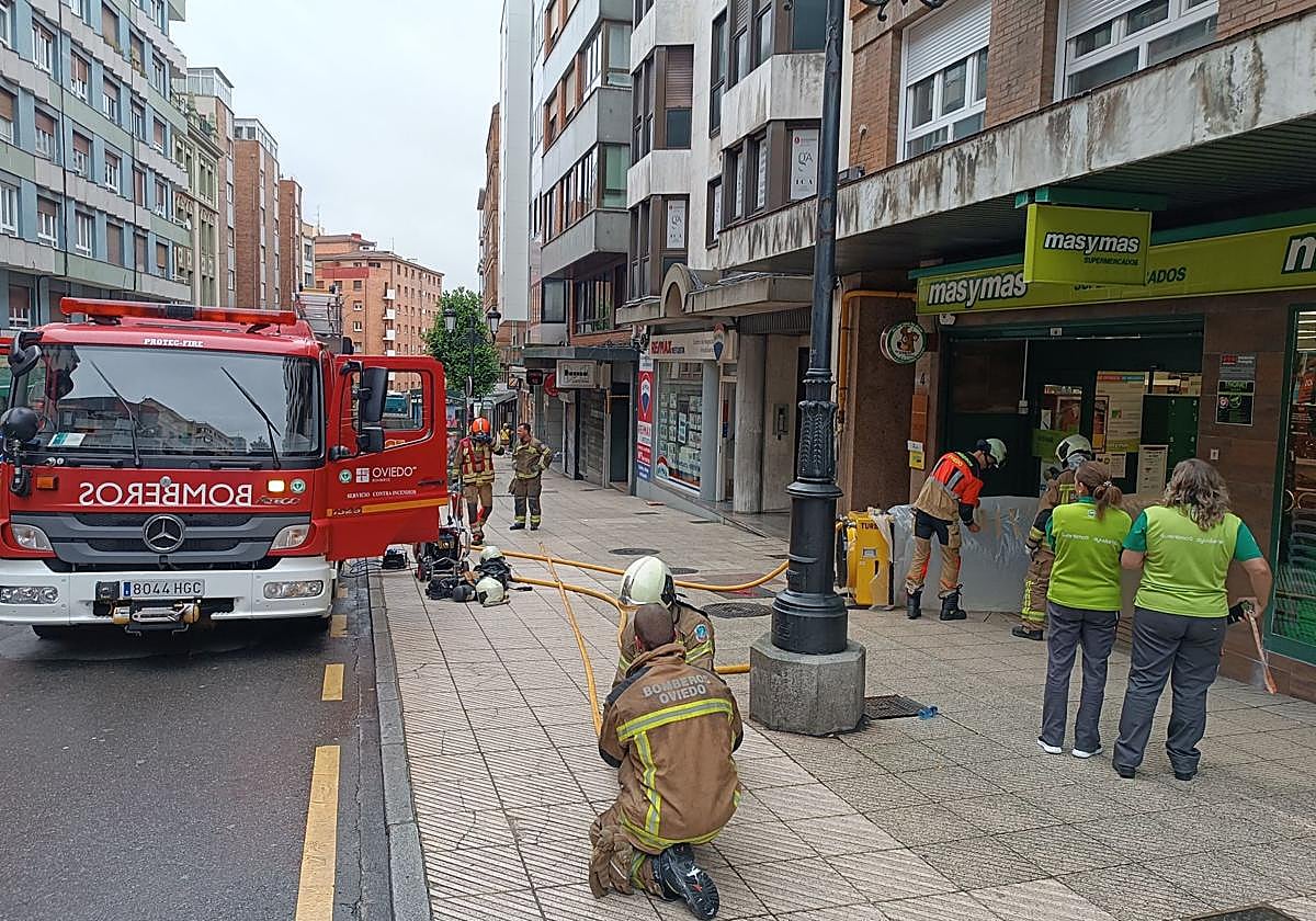 La intervención de los bomberos en la calle Foncalada.