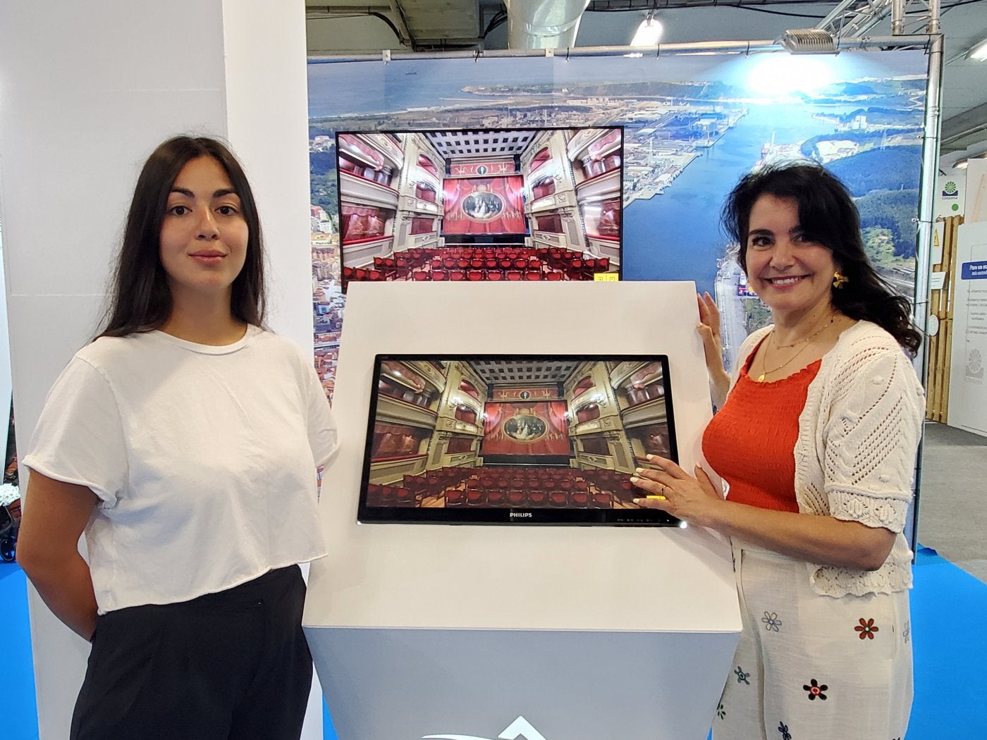 La informadora Sara Martín, con la concejala Yolanda Alonso.