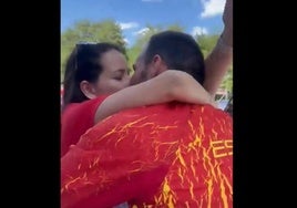 Saúl Craviotto se funde en un abrazo con su familia.