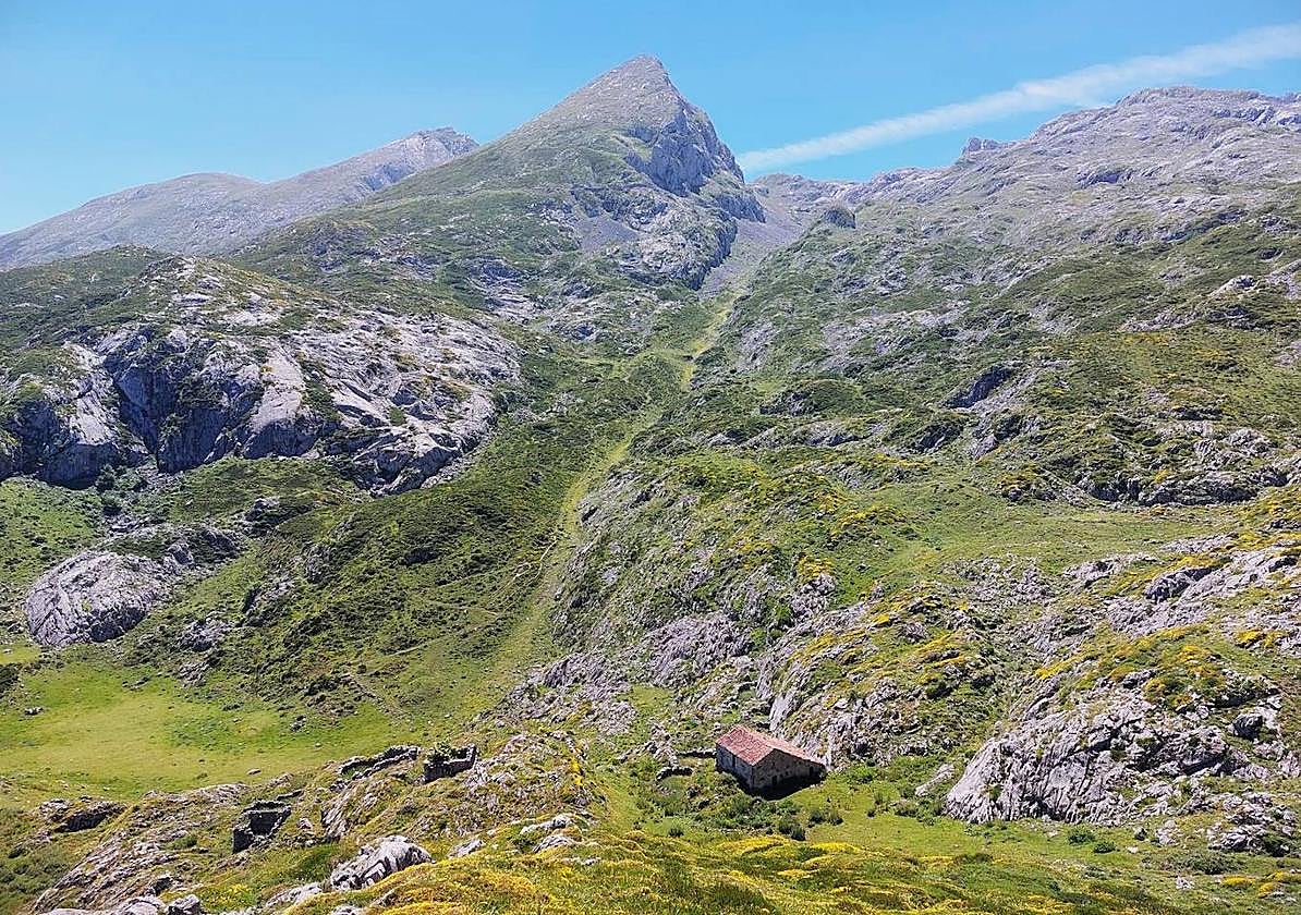 La ruta a la Rasa de la Inagotable no sólo obsequia con una cumbre maravillosa sino que tiene vistas geniales durante todo su recorrido (en la imagen, la canal de las Vacas y el pico Mancondiú)