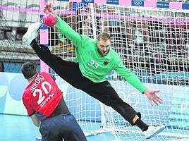 El portero Wolff, la estrella de la semifinal, se abre completamente para detener el lanzamiento del asturiano Abel Serdio desde los seis metros.