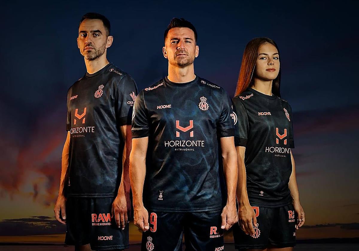 Viti, Natalio y Ángela Ávila posan con la segunda equipación del Real Avilés.