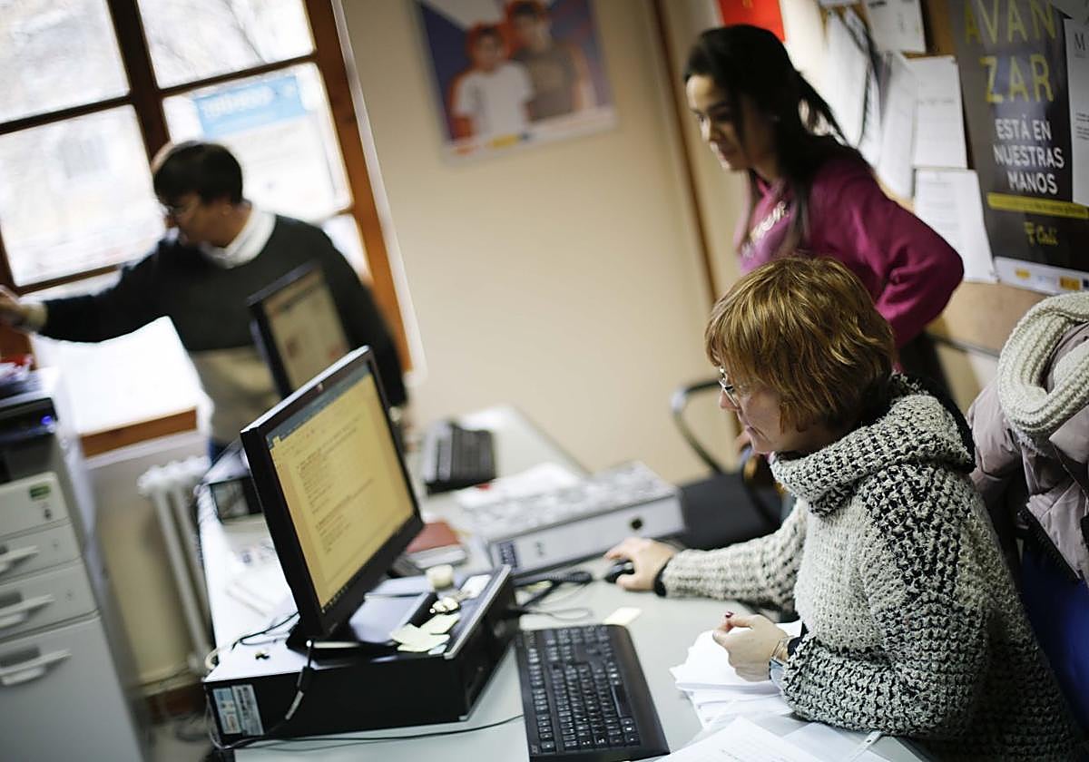 Usuarios en los locales de La Campeta, en Mieres.