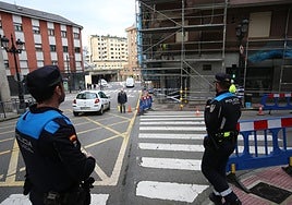 Policías locales durante una obra hace unas semanas en Ciudad Naranco.