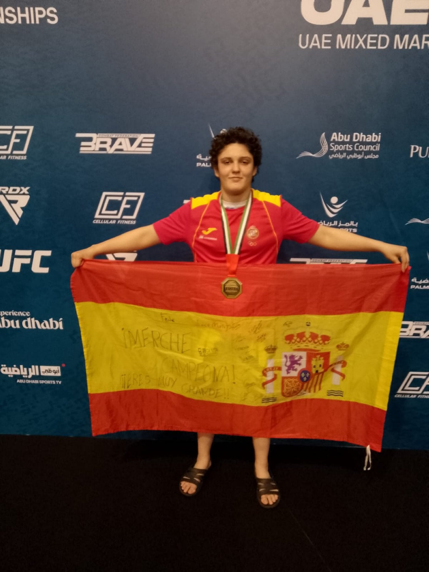 Merche García, con la bandera de España.