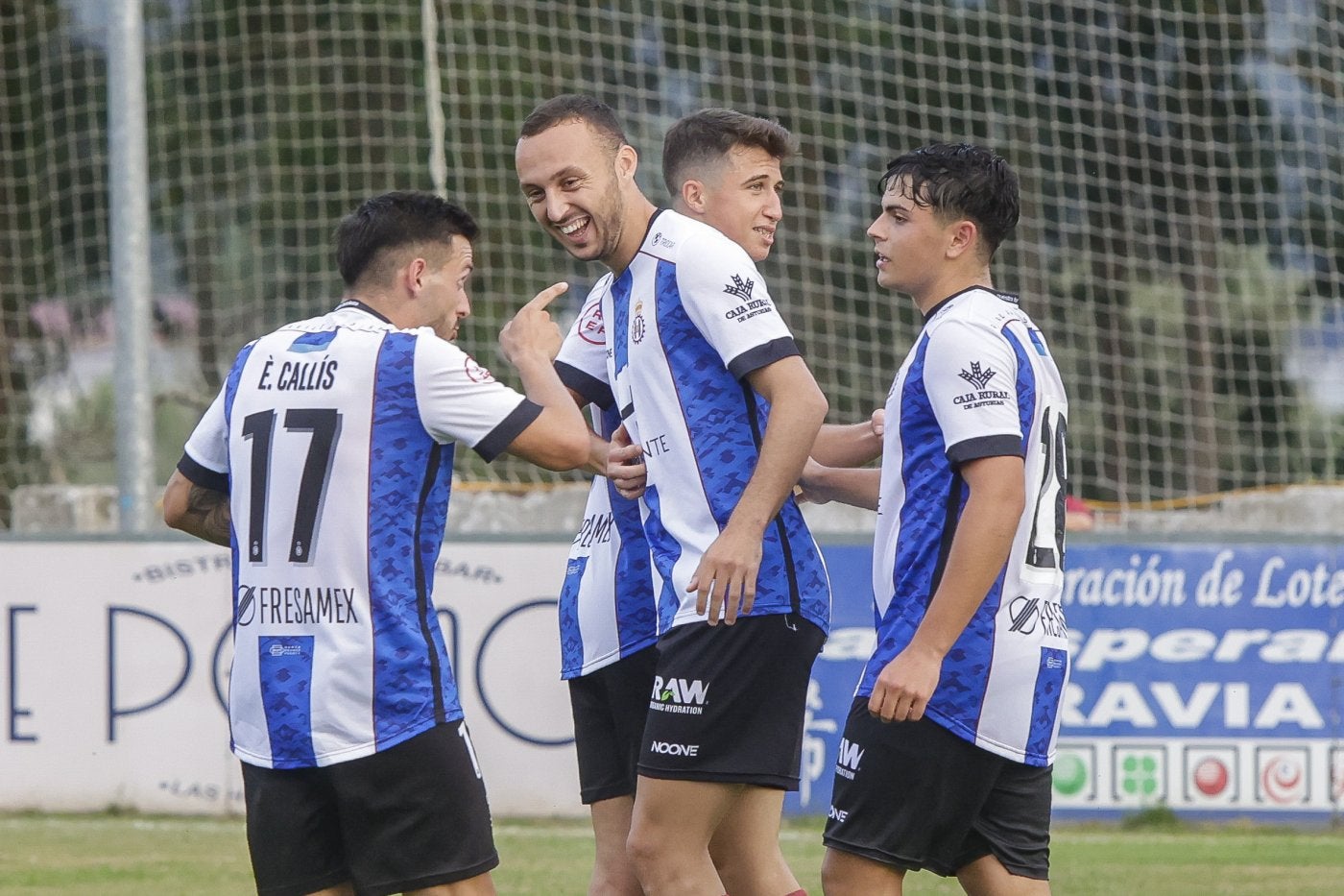 Álvaro Santamaría celebra con Callís, Dani y Davo el primer gol del Avilés ayer en Pravia.