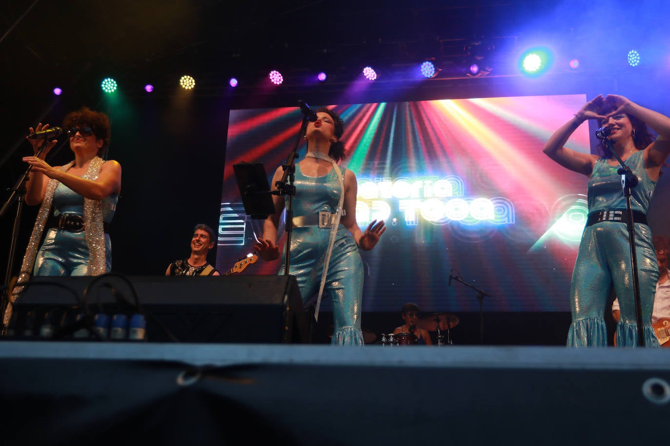 Donna y las Dinamos hacen bailar a Gijón