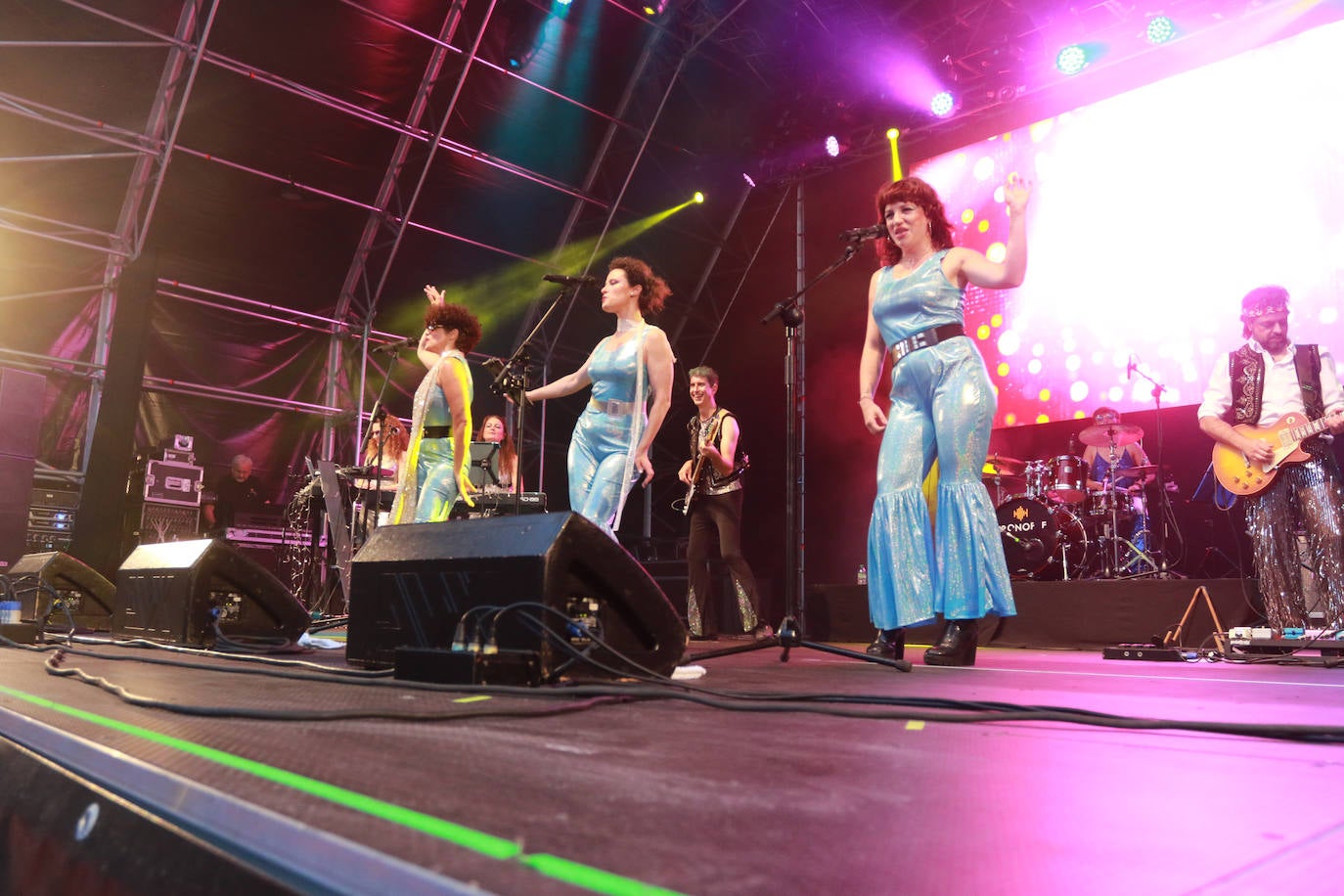 Donna y las Dinamos hacen bailar a Gijón