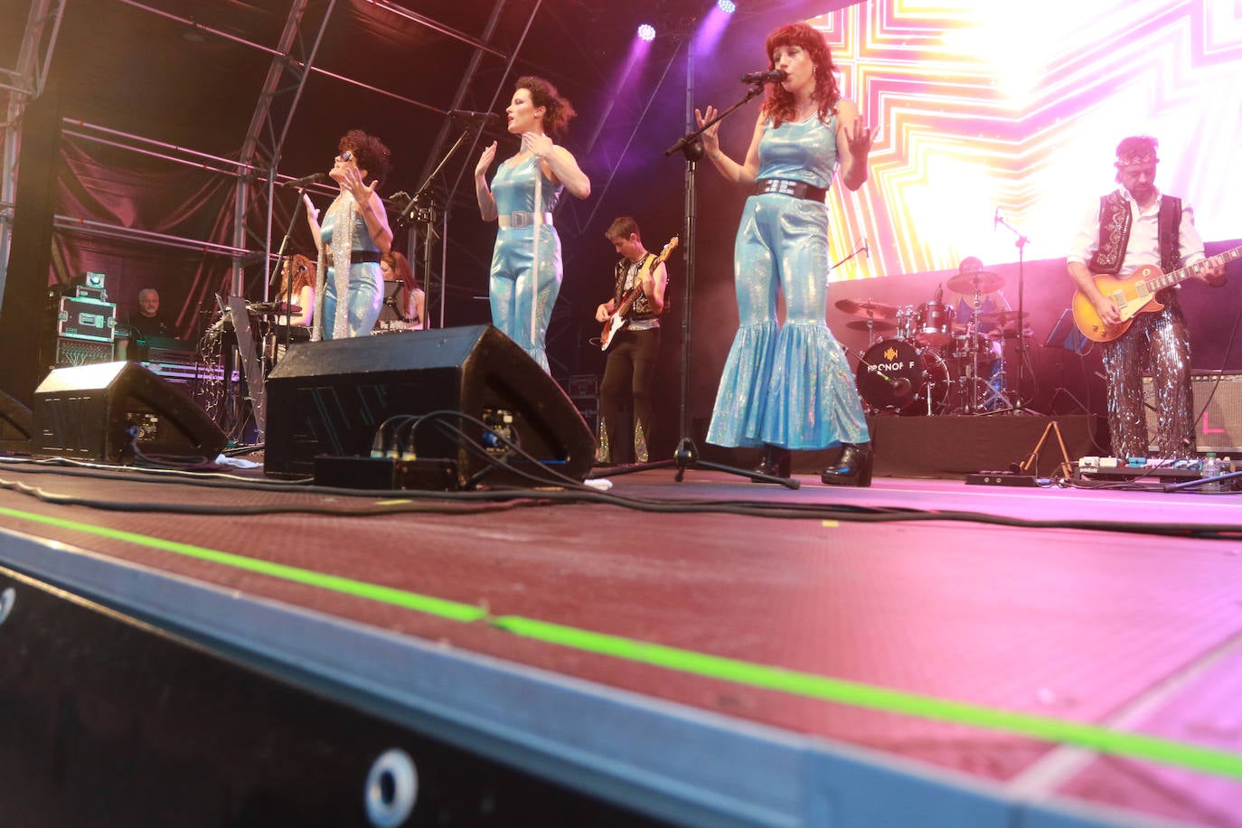 Donna y las Dinamos hacen bailar a Gijón