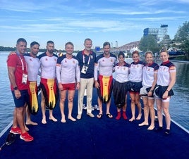 El Rey Felipe con los componentes de los dos K4, masculino y femenino, con Craviotto y Sara Ouzande, a la derecha del Rey en la imagen, y el técnico Miguel García, a la izquierda.