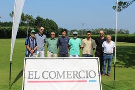 Los premiados posaron en la tradicional foto de familia en la clausura de la décima prueba de la fase previa del Trofeo EL COMERCIO-ABANCA, en el campo de Castropol.