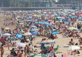 La actualidad del día: El verano golpea a Asturias con temperaturas hasta 39 grados, niebla, medusas y atascos