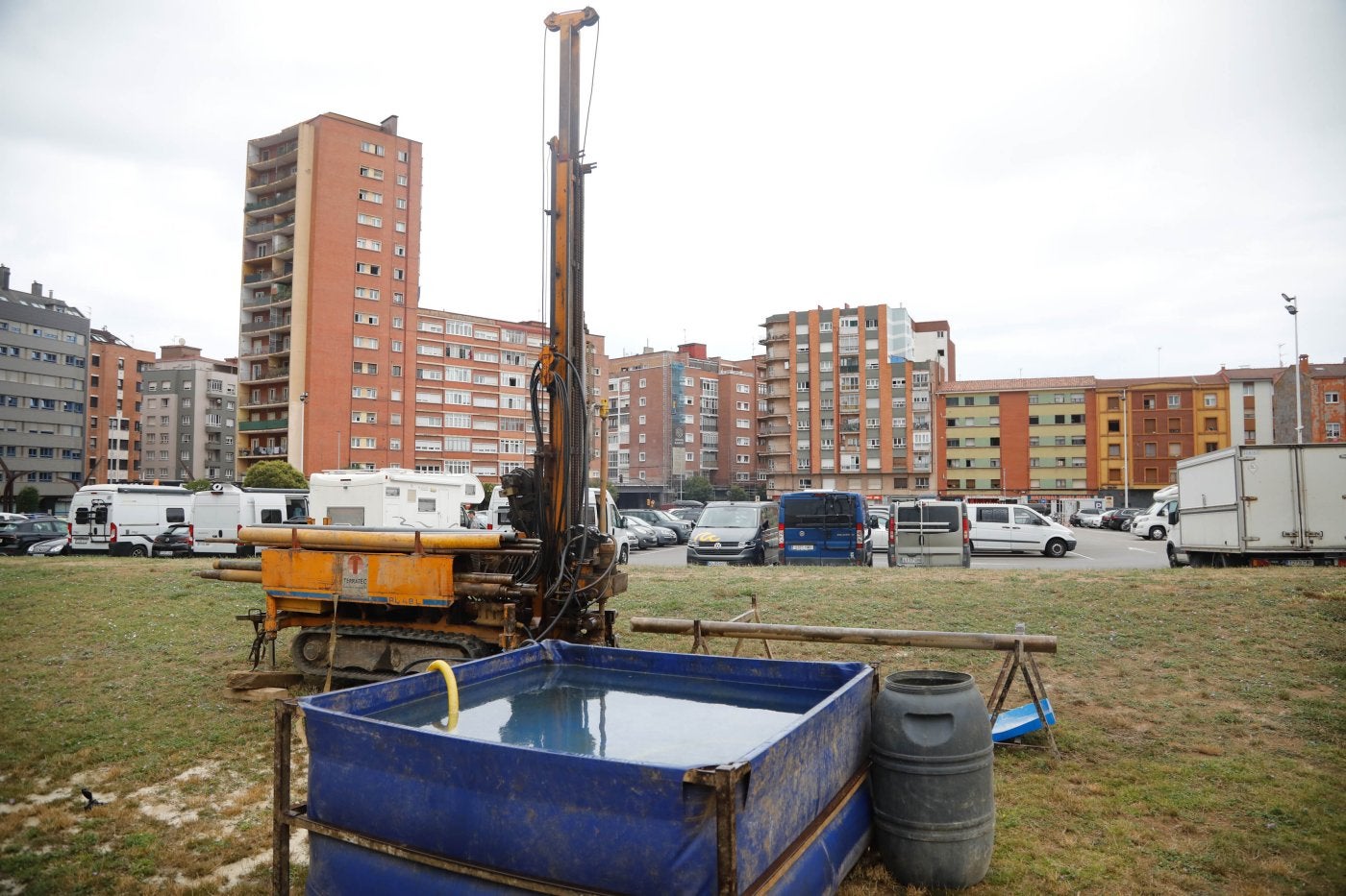 En primer término, máquina de sondeos geotécnicos en los terrenos anexos al aparcamiento del antiguo solar de Peritos.