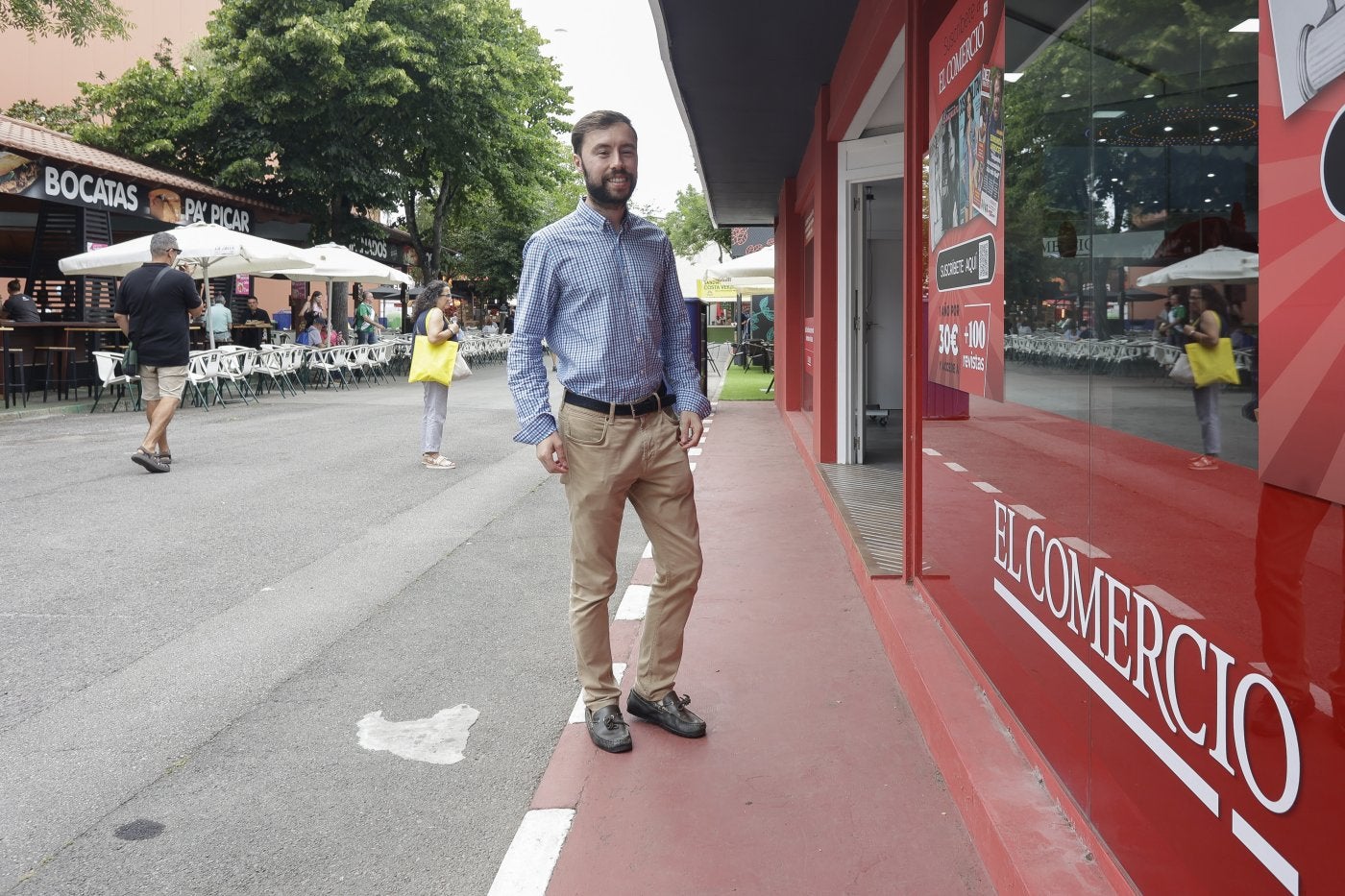 Rafael Suárez-Muñiz, frente al estand de EL COMERCIO.