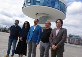 Manuel Campa, Vanessa Gutiérrez, Andriá Barbón, Santiago Rodríguez Vega y Carlos Cuadros, al frente del Niemeyer donde ya se puede visitar la exposición sobre Goya.