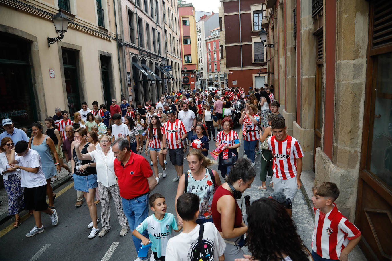 Puesta de largo del Sporting ante una eufórica afición