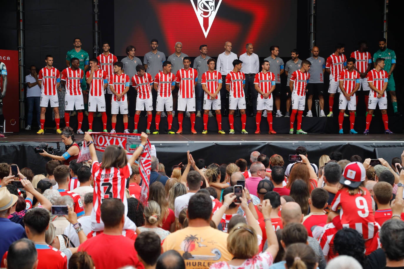 Puesta de largo del Sporting ante una eufórica afición