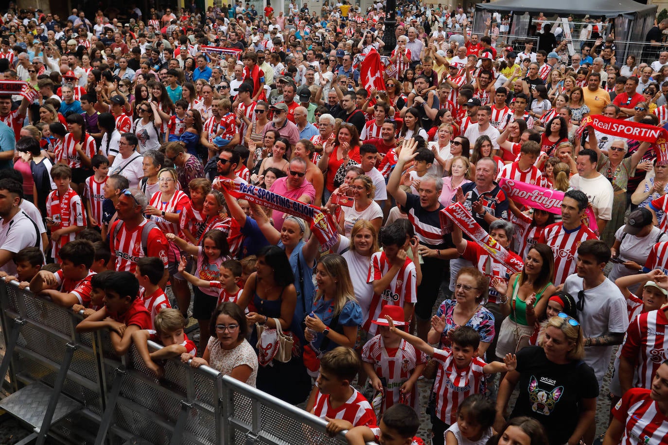 Puesta de largo del Sporting ante una eufórica afición