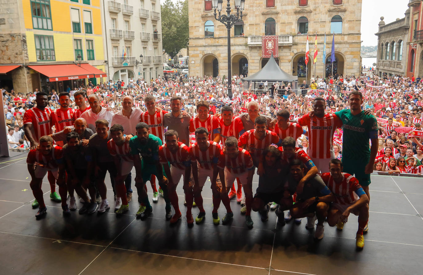 Puesta de largo del Sporting ante una eufórica afición