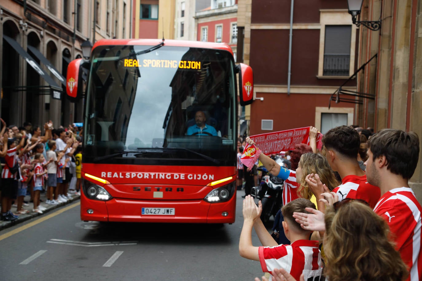 Puesta de largo del Sporting ante una eufórica afición