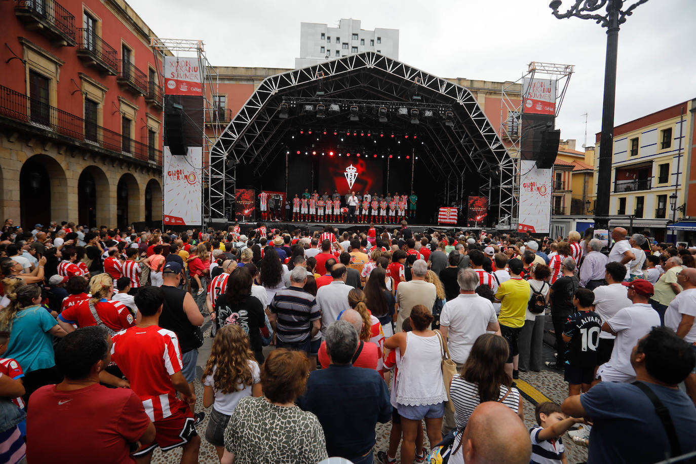 Puesta de largo del Sporting ante una eufórica afición