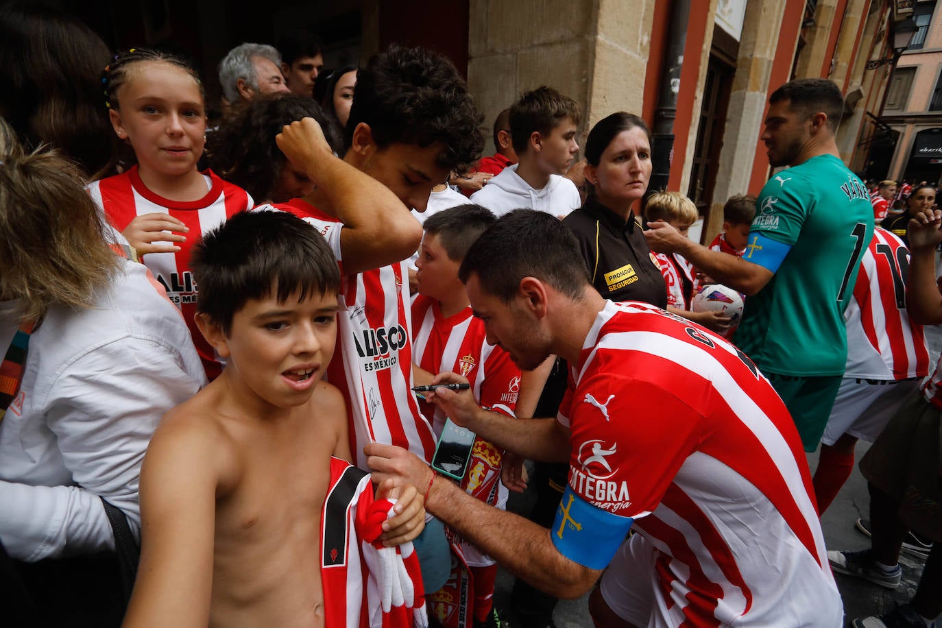 Puesta de largo del Sporting ante una eufórica afición