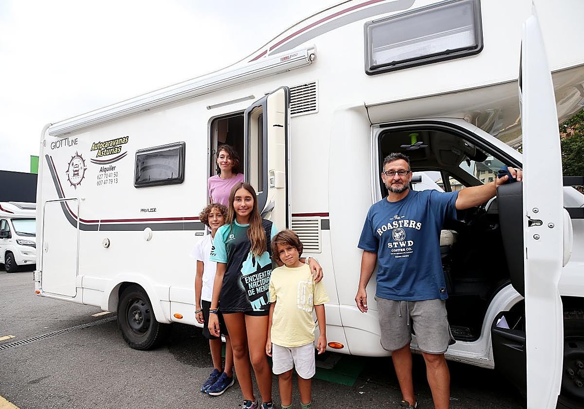 Desde Murcia. Yasmina Berenguer, Marcelo, Valeria, Arturo y Marcelo Conesa con la autocaravana alquilada.