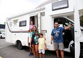 Desde Murcia. Yasmina Berenguer, Marcelo, Valeria, Arturo y Marcelo Conesa con la autocaravana alquilada.