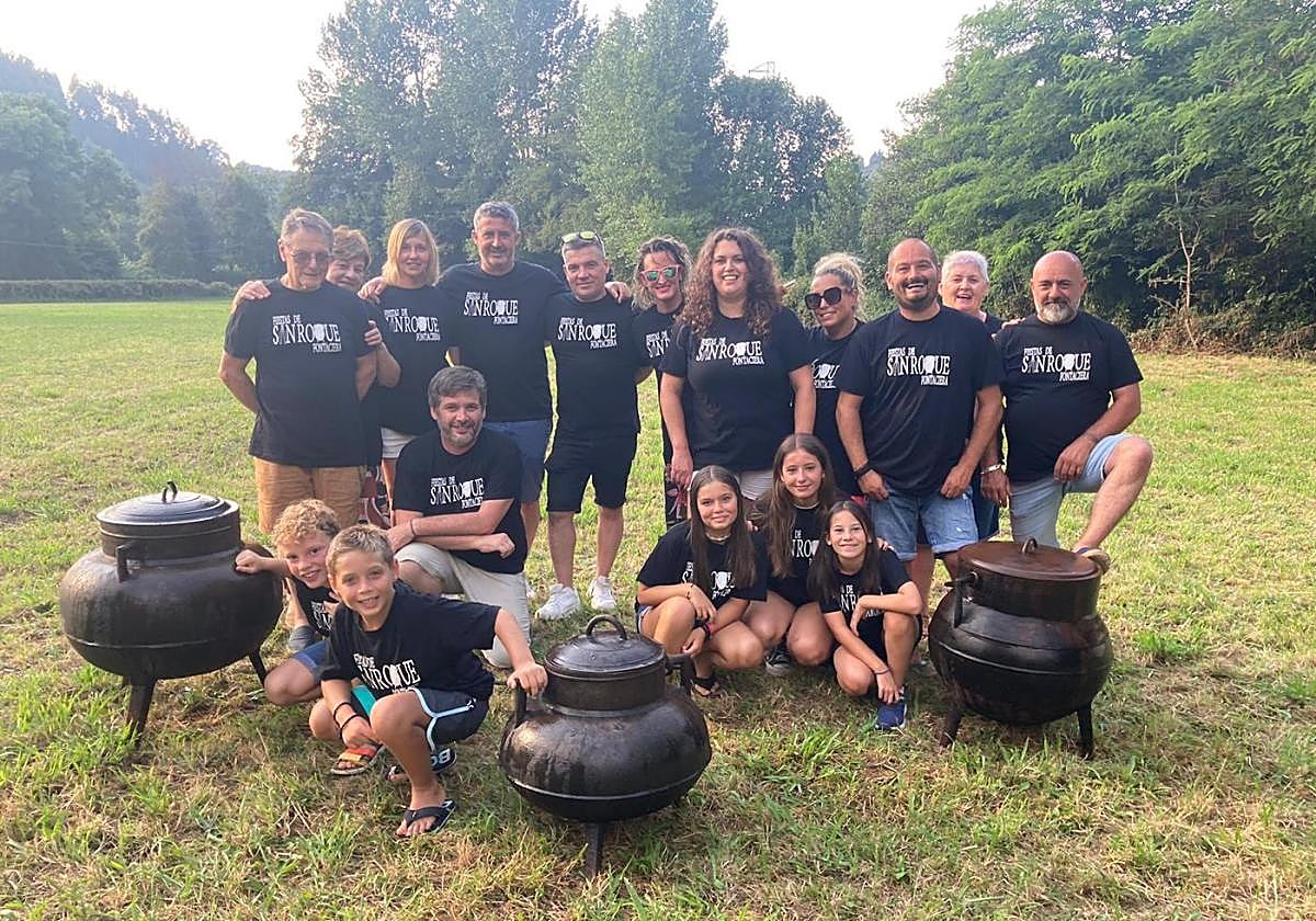La Sociedad Cultural y de Festejos de Fontaciera posó el domingo con las tres potas donde hace la fabada.