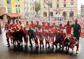 Los jugadores, con los aficionados a sus espaldas, posan al final del acto.