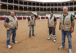 Fernando Humanes, Daniel Alija, David Huete y Julio de Llanos se encargan de que todo esté a punto para el inicio de la Feria.
