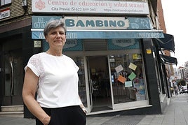 Marga Rosas, frente a su tienda Bambino, sita en la esquina de Feijoo con Ramón y Cajal.