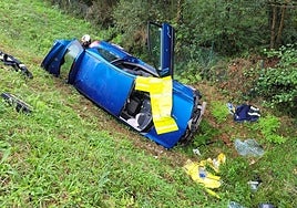 Una conductora de 48 años, herida grave tras caer por un desnivel de 4 metros y volcar en Siero
