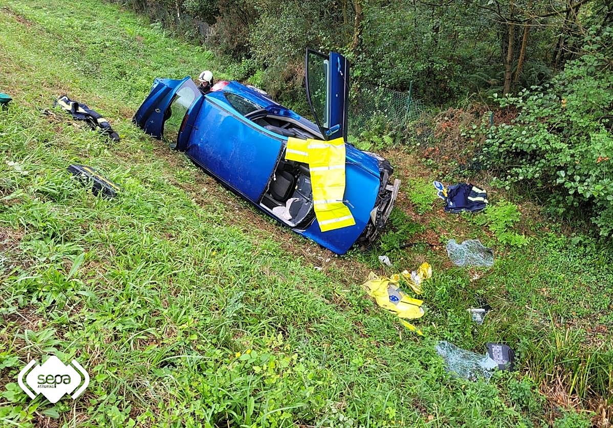 Una conductora de 48 años, herida grave tras caer por un desnivel de 4 metros y volcar en Siero
