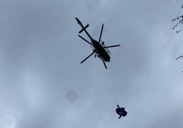 El helicóptero evacuando a la mujer herida.