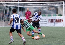 Babin pugna por un balón con un jugador del Lenense ante la mirada del delantero blanquiazul Dani.