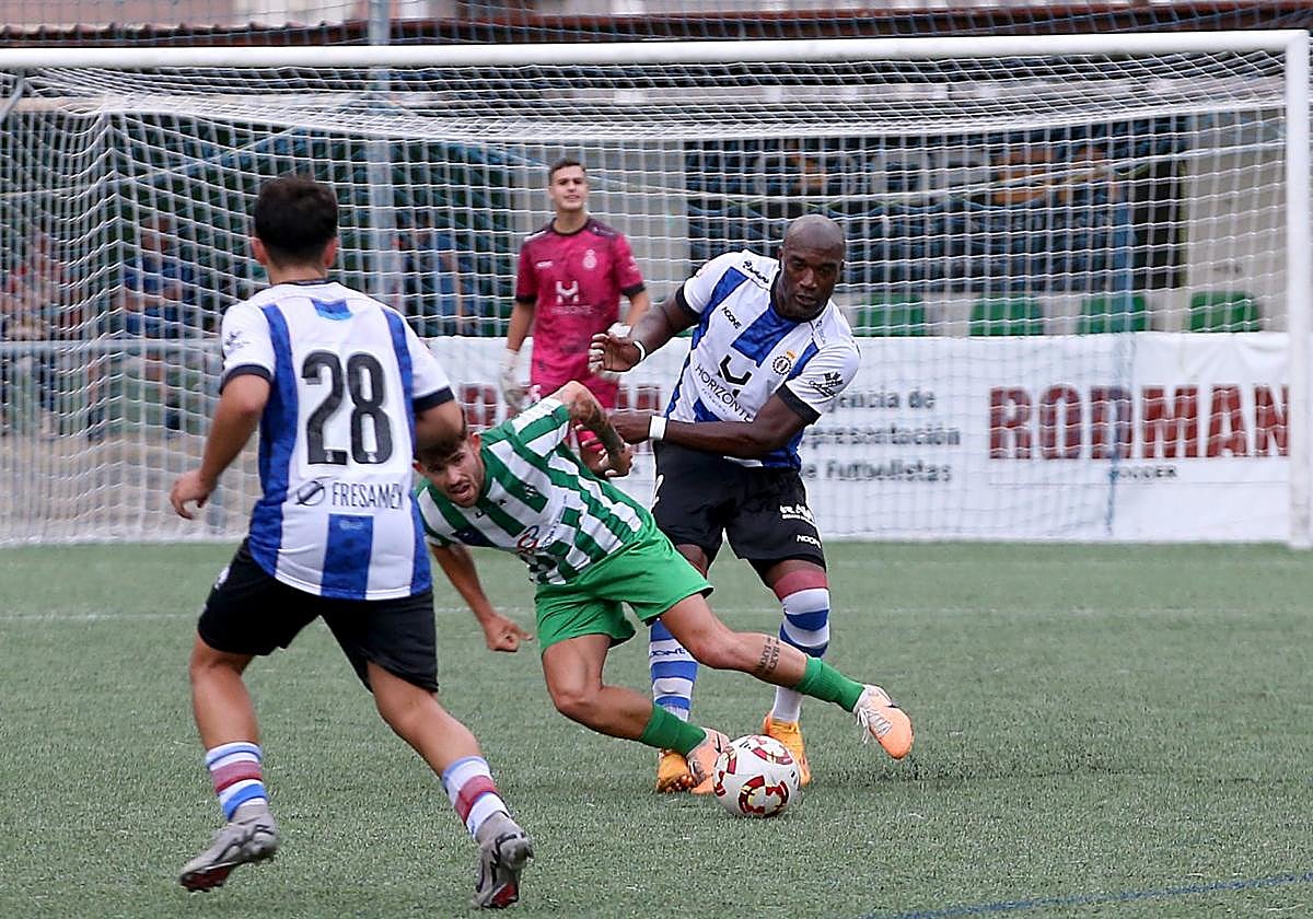 Babin pugna por un balón con un jugador del Lenense ante la mirada del delantero blanquiazul Dani.