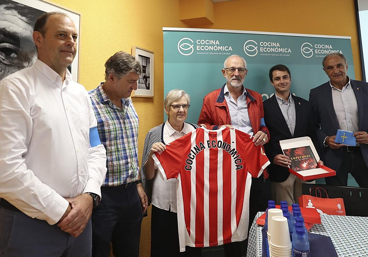 Representantes de la Cocina Económica y del Sporting, durante la firma del convenio.