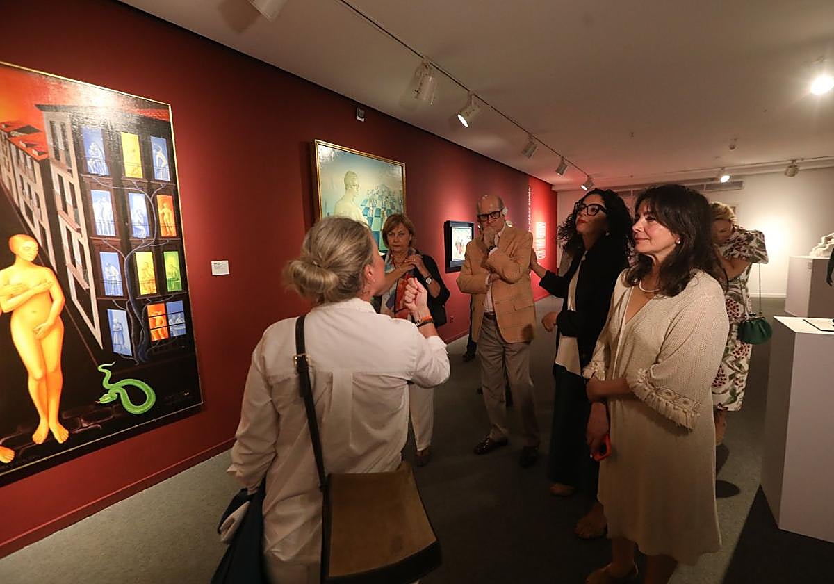 Pérez Simón visitó la exposición junto a la consejera de Cultura, la alcaldesa y la concejala de Cultura de Avilés.