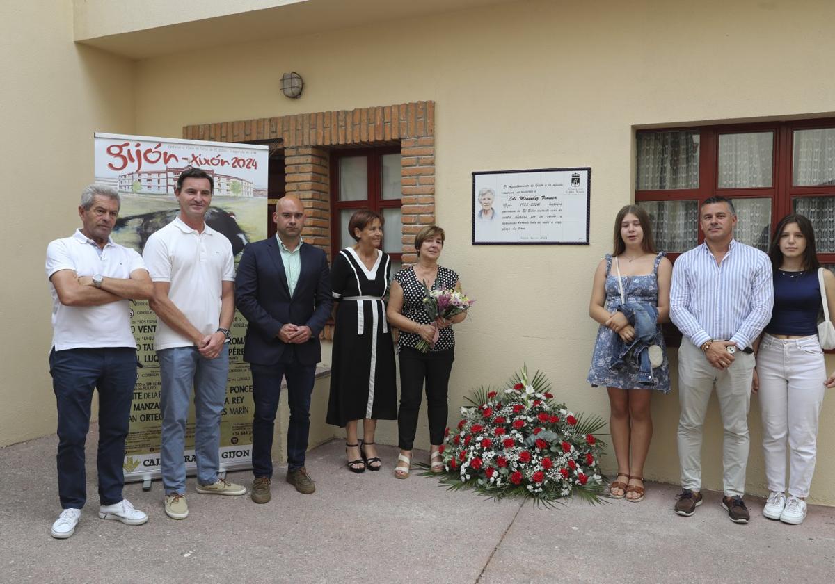 Alfonso Baldomir, el concejal Jorge González-Palacios, Jesús Martínez Salvador, Carmen Moriyón, Margarita García y Valeria, Julio y Victoria Zapatero, junto a la placa en el patio de cuadrillas.