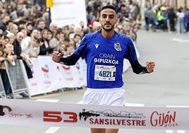 Moha Bakkali, en una de sus victorias en la San Silvestre de Gijón.