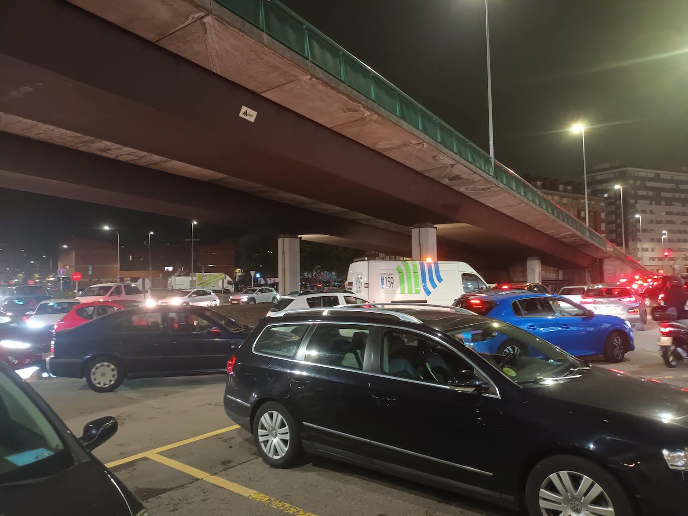 Atasco bajo el viaducto de Carlos Marx.