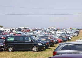 Coches aparcados en la zona de estacionamiento de Rodiles, el pasado domingo cuando se produjo la avalancha y colapso en los accesos de los arenales.