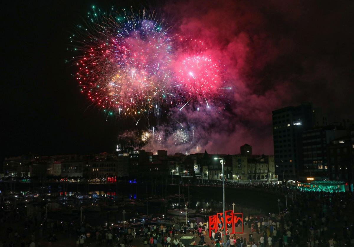 Vista de los fuegos artificiales de Gijón, desde Fomento.