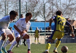 Nico, con el Arcorcón en una acción frente al Real Madrid en la temporada 2022-2023.