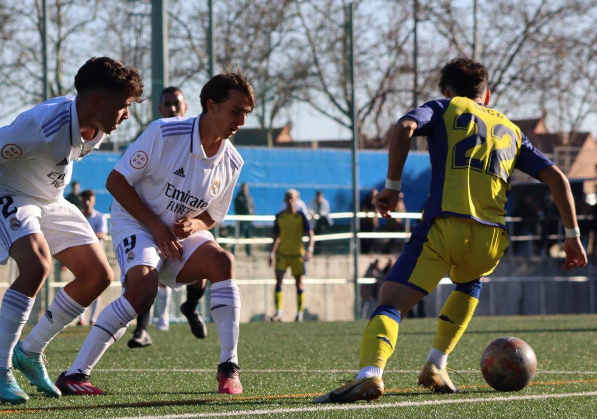 Nico, con el Arcorcón en una acción frente al Real Madrid en la temporada 2022-2023.